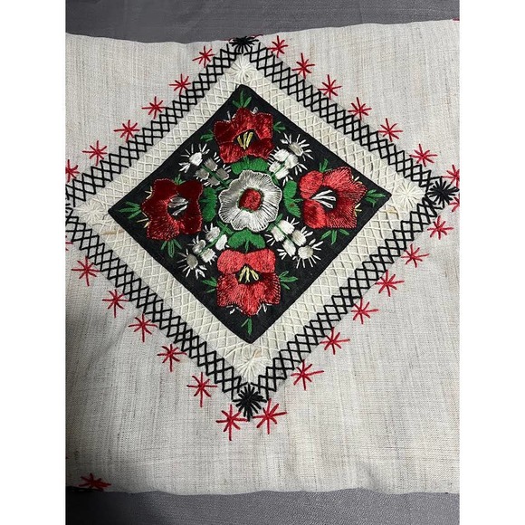 Beautiful Vintage Embroidered Tablecloth Applique - Picture 2 of 6